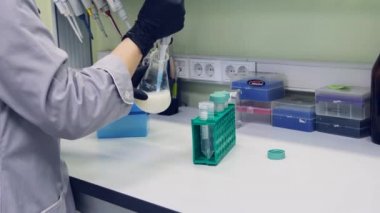 Modern Bilim Laboratuvarında çalışan bir kadın.