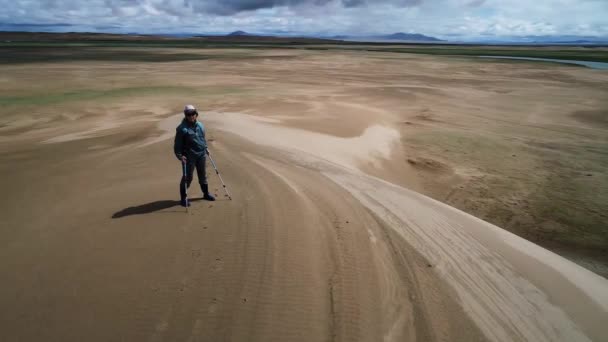 沿着沙丘边走的游客 — 图库视频影像