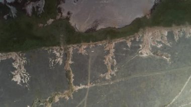 Toprak erozyonunun havadan görüntüsü. Tuz gölü kıyısında. Altai. Bursol. - Rusya. Ağustos 2019