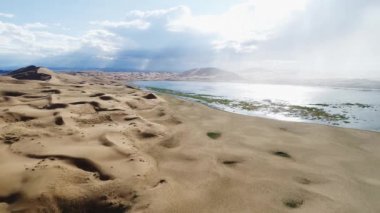 Moğolistan 'daki Barkhan' lar Durgen Nuur Gölü yakınlarındaki Moğol Els çölünde. Khovd Eyaleti, Batı Moğolistan.