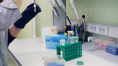 NOVOSIBIRSK RUSSIA, - 26 AĞUSTOS 2017: Bilim adamı genom dizisi için modern genetik merkezinde çalışıyor