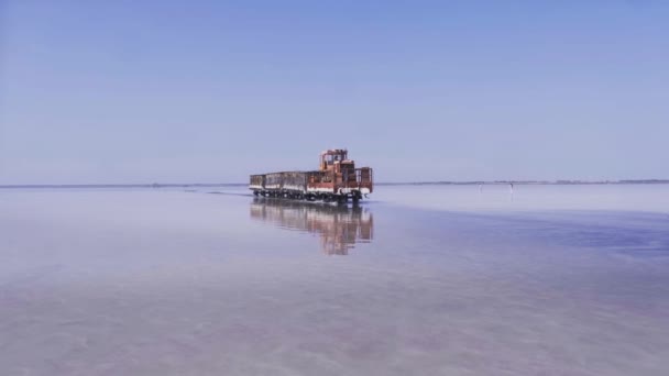 Oude Treinritten Spoorlijn Het Water Gelegd Door Het Zoutmeer Trein — Stockvideo