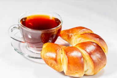 Fırın ürünleri ve bir fincan çay. 