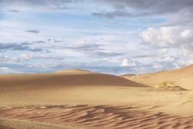 Moğolistan 'daki Barkhan' lar. Durgen Nuur Gölü yakınlarında kum tepecikli çöl Moğolları. Khovd Eyaleti, Batı Moğolistan.