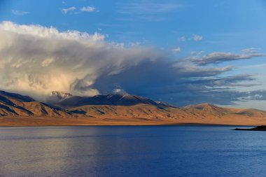 Akşam dağları üzerinde bulutlar ve gölgeler. Batı Moğolistan, Tolbo Nuur Gölü.