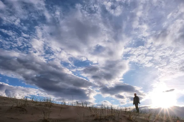 Turista Sétál Homokdűne Szélén Nagy Kéreg Mongóliában Homokos Homokdűne Sivatag — Stock Fotó