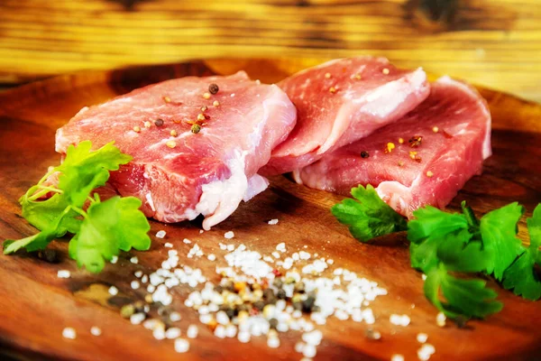 Ακατέργαστο Κρέας Αλάτι Και Πιπέρι Ξύλινο Πιάτο — Φωτογραφία Αρχείου