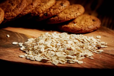 Eski ahşap masada yulaf kurabiyeleri