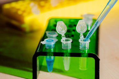 Bilim adamı Test Tüpüne Sıvı Döküyor 