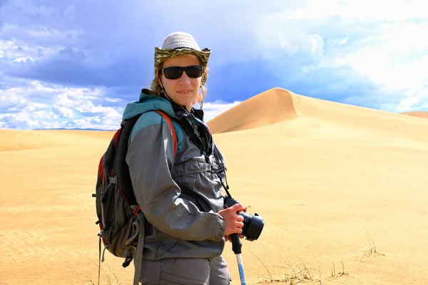 Турист Идущий Краю Песчаной Дюны Большой Бархан Монголии Песчаная Дюна — стоковое фото