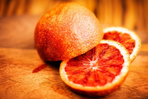 Ματωμένα Πορτοκάλια Στο Ξύλινο Τραπέζι — Φωτογραφία Αρχείου