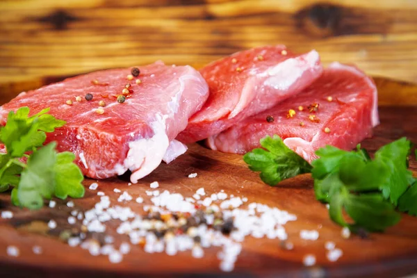 Ακατέργαστο Κρέας Αλάτι Και Πιπέρι Ξύλινο Πιάτο — Φωτογραφία Αρχείου
