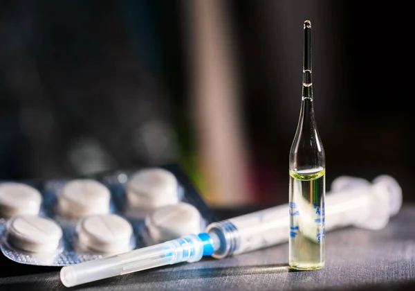 Χάπια Σύριγγες Και Αμπούλες Εμβολιασμό Σκούρο Τραπέζι — Φωτογραφία Αρχείου
