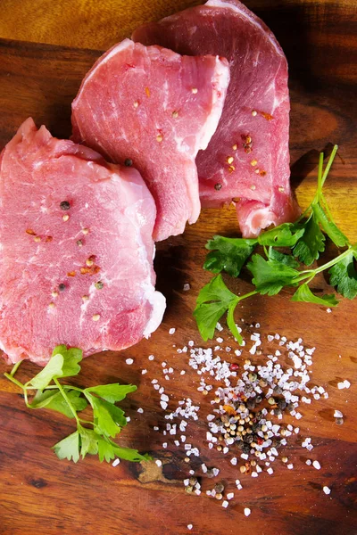 Carne Crua Sal Pimenta Prato Madeira — Fotografia de Stock