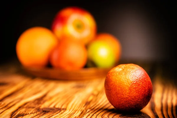 Äpplen Och Apelsiner Träbordet Stockbild