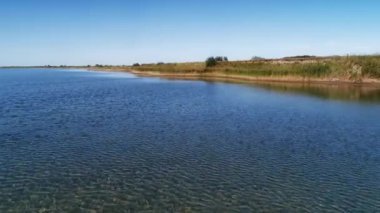Gündüz vakti göl kenarları görünümü 