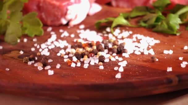 Ακατέργαστο Κρέας Αλάτι Και Πιπέρι Ξύλινο Πιάτο — Αρχείο Βίντεο