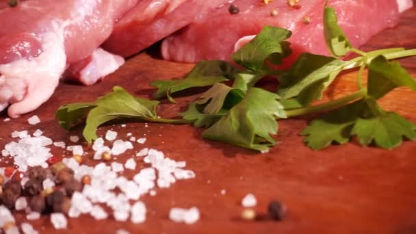 Rohes Fleisch Salz Und Pfeffer Auf Einem Holzgericht — Stockvideo