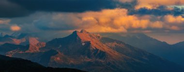Gün batımında dağ başında. Mount Zakzan-Syrt. Kafkas Dağları.