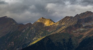 Sabah sunburst Ridge'de. Aralığı Mamkhurts. Kafkas Dağları.