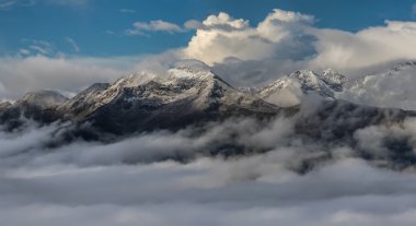 Bulutlar dağ başında kar. Dawn. Mount Mamkhurts. 
