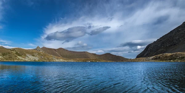 Krajina s horské jezero. Kavkazu. — Stock fotografie