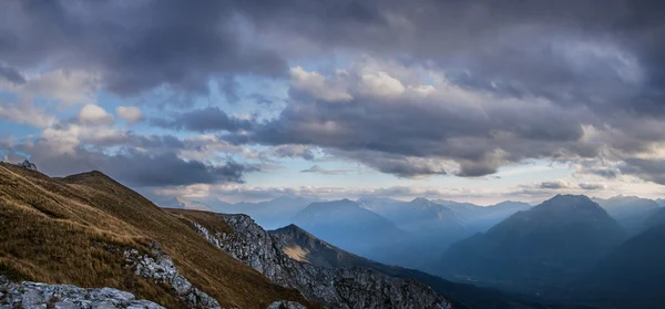 Abend in den Bergen. Kaukasusgebirge. — Stockfoto