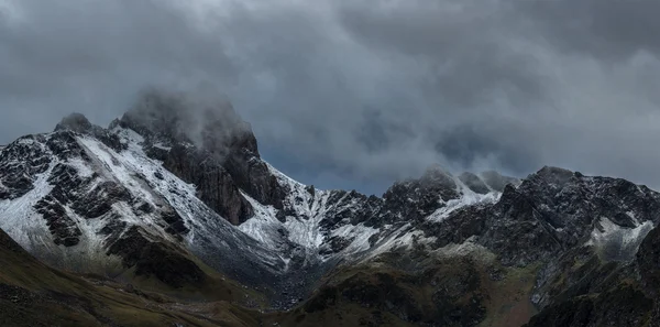 Dağ geçidi Zagedan Panoraması. Kafkas Dağları. — Stok fotoğraf