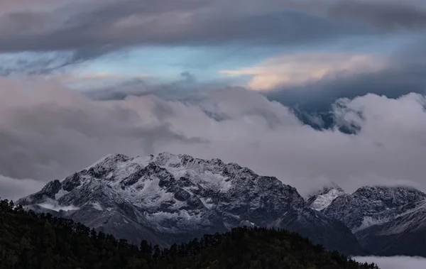 Range Makera al crepuscolo. Montagne del Caucaso . — Foto Stock