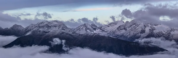 Χιονισμένη κορυφή της μεγαλύτερης Καύκασο οροσειρά — Φωτογραφία Αρχείου