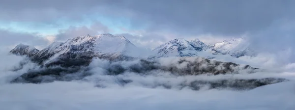 Dawn high in mountains on a foggy morning. Caucasus mountains. — Stock Photo, Image