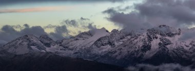 Adzharo-Imeretinskiy aralığı tepesinden sabah twilight. 