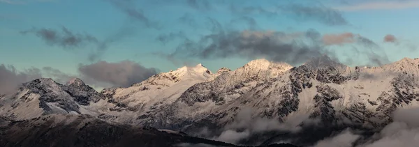 Premiers rayons du soleil levant il est haut dans les montagnes . — Photo