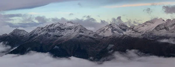 Mamkhurts Range au crépuscule du matin. Montagnes du Caucase . — Photo