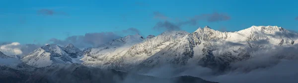 Schneebedeckte Berge bei Sonnenaufgang. adscharo-imeretinskij-Gebirge. — Stockfoto