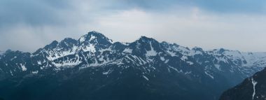 Kar dağın tepesinde. Mount Dzichekish. Kafkas Dağları.