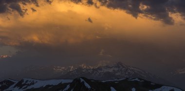 Fırtına öncesi dramatik bulutlu gökyüzü. Kafkas Dağları.