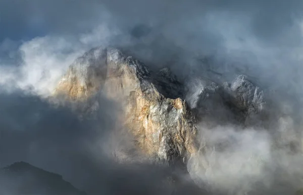 Berggipfel blickt durch Wolken im Kaukasus-Gebirge. — Stockfoto