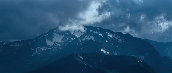 Berggipfel mit Schnee am bewölkten Tag bedeckt. Kaukasusgebirge. — Stockfoto