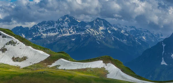 Kamm Zagedan und Mount Dzichekish. Kaukasusgebirge. — Stockfoto