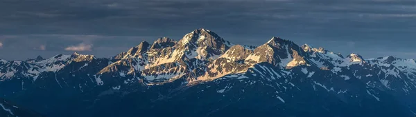 Kar ile kaplı dağ tepe tarih Pzr yetiştirme ilk ışıklarıyla. — Stok fotoğraf