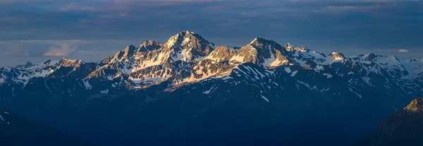 Sonnenstrahlen auf Berggipfeln. Kaukasusgebirge. — Stockfoto