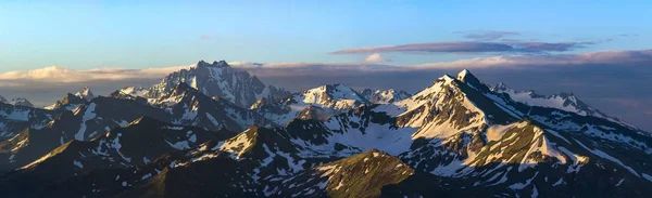 Morgendämmerung hoch im Berg. Kaukasusgebirge. — Stockfoto