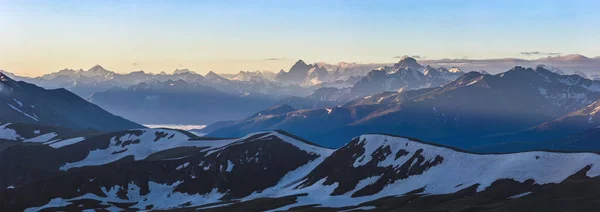 Αυγή ψηλά στο βουνό. Καύκασος. — Φωτογραφία Αρχείου