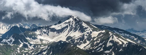 Κορυφή του βουνού Zakzan-Syrt που καλύπτονται από χιόνι. Καύκασος. — Φωτογραφία Αρχείου