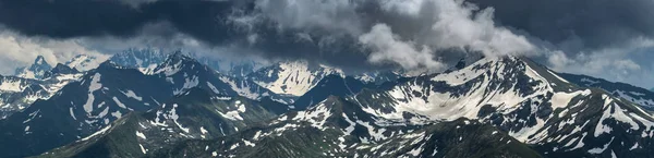 Greater Caucasus Mountain Range. Mountain peaks covered by snow. — Stock Photo, Image