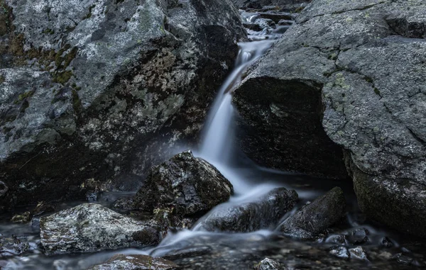 Dağ nehir Zagedanka üzerinde küçük şelale. 