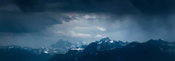 Berglandschaft vor Sturm. Kaukasusgebirge. — Stockfoto