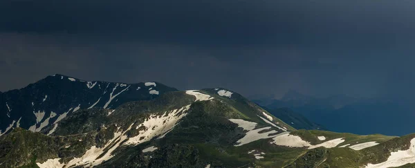 Ridge Abushura Akhuba sulla scia di una tempesta. Montagne del Caucaso — Foto Stock