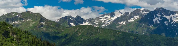 Tops de montanhas variam com bonés de neve. Montanhas do Cáucaso . — Fotografia de Stock